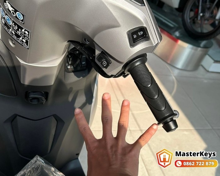 Cách khoá cổ xe Lead đời mới (Smartkey)