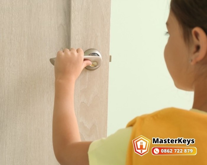 3 Việc Cần Làm Trước Khi Xử Lý Khi Cửa Bị Khóa