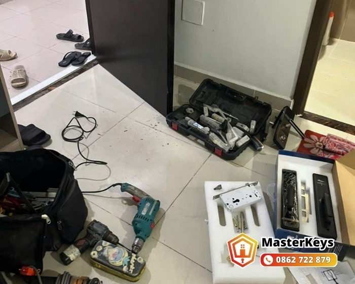 Vì Sao Nên Thuê Thợ Thay Vì Tự Lắp Đặt Khóa Vân Tay?
