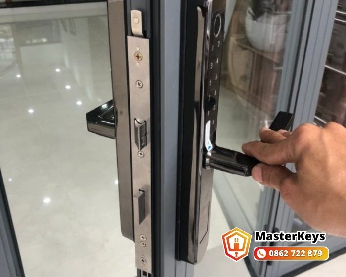 Thay Ổ Khóa Cửa Tay Gạt Giá Bao Nhiêu? Bảng Giá & Bảo Hành