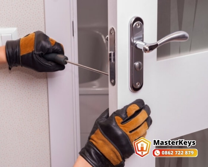 Yếu Tố Ảnh Hưởng Đến Giá Thay Ổ Khóa Tay Gạt