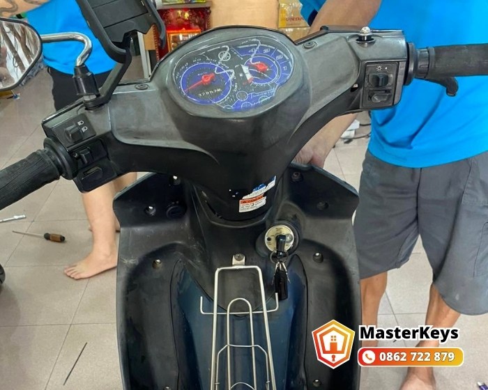 Dịch vụ thay ổ khóa xe Sirius tại nhà 