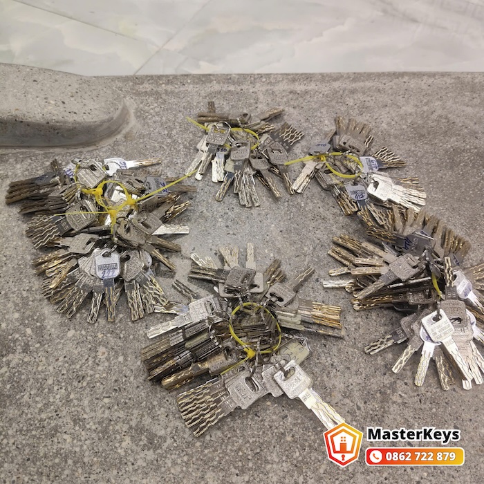 Thợ MasterKeys cắt chìa khóa hàng loạt phục vụ khách hàng Hoàn Kiếm