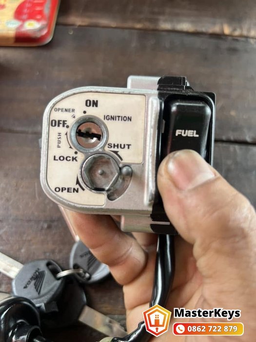 thay ổ khoá xe lead — tại nhà