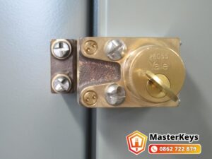 Ổ khóa Yale trên tủ điện