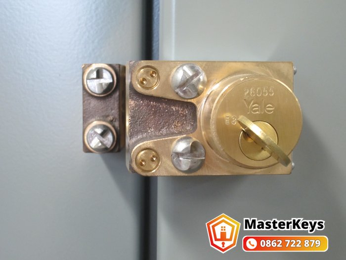 Ổ khóa Yale trên tủ điện