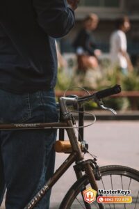 Khóa chữ U gắn trên ghi đông xe đạp, minh họa cách phá khóa chữ u khi mất chìa