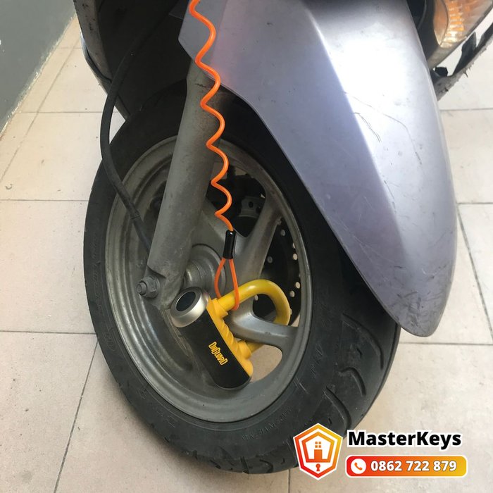 Khóa chữ U cho xe máy tay ga khóa sát phuộc trước