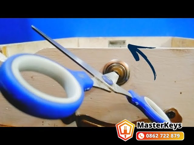 cách mở khóa tủ gỗ bằng kéo khi mất chìa