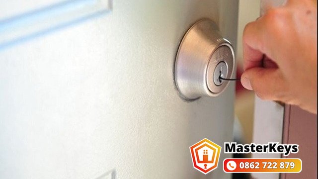 phá khóa tủ gỗ bị mất chìa khóa trong trường hợp khẩn cấp