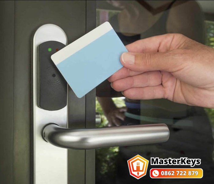 quẹt thẻ từ mở khóa cửa ra vào bằng đầu đọc RFID
