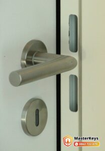 sửa khoá cửa gỗ — tay gạt và lỗ khóa trên cánh cửa