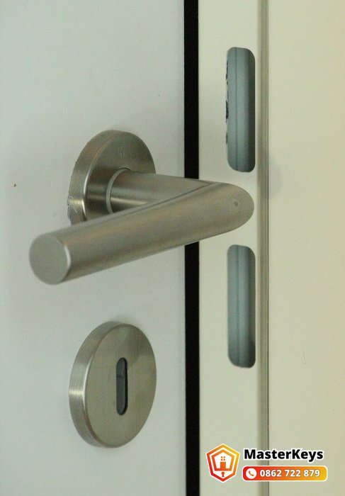 sửa khoá cửa gỗ — tay gạt và lỗ khóa trên cánh cửa