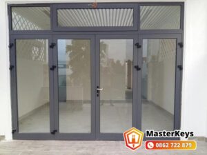 sửa khóa cửa nhôm Xingfa trên cửa đi 4 cánh khung nhôm