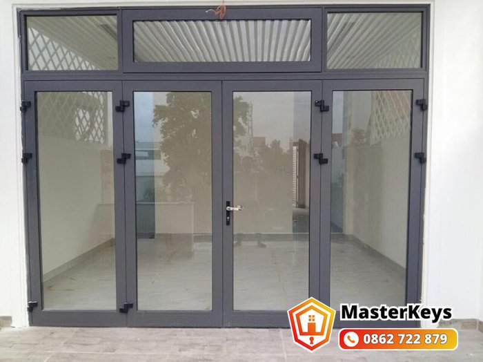 sửa khóa cửa nhôm Xingfa trên cửa đi 4 cánh khung nhôm
