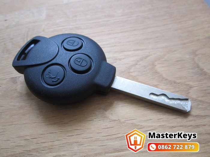 Chìa khóa chip xe hơi có nút remote và lưỡi chìa cơ