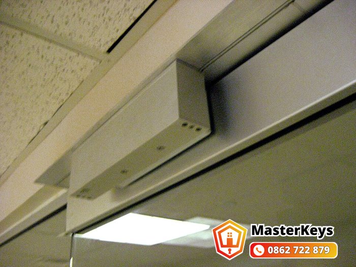 khóa điện từ lắp trên khung cửa, một loại khóa cửa kính cho văn phòng