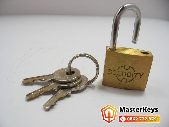 các loại ổ khóa: khóa móc có quai chữ U và chùm chìa