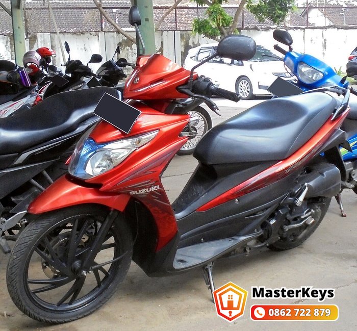 Cách mở cốp xe Hayate 125 đời 2011 bằng ổ khóa chính, xe màu đỏ đen