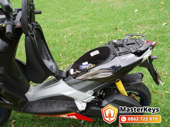 Cốp dưới yên xe tay ga khi đã mở yên, nơi chốt yên hay bị kẹt