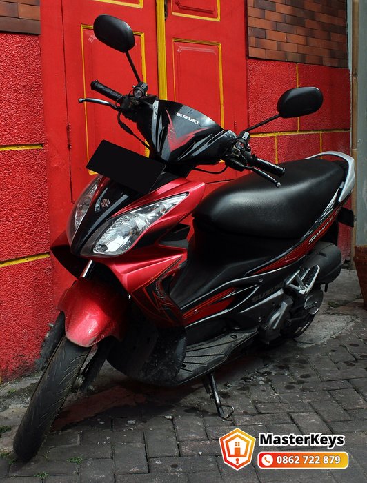Suzuki Hayate 125, tên gọi Skywave 125 tại Indonesia, cần mở cốp khi mất chìa