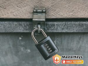 ổ khóa số treo ngoài trời dễ bị kẹt do gỉ sét, bụi bẩn
