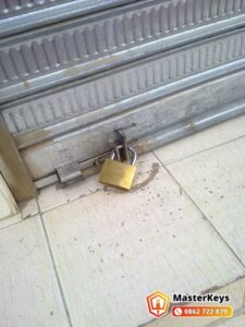 chìa khoá cửa cuốn không mở được do ổ khóa ở chân cửa cuốn bám bụi, gỉ sét