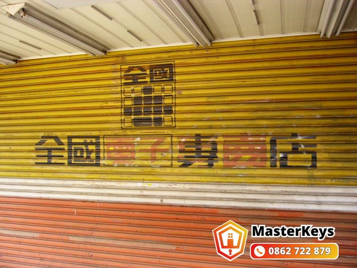 cửa cuốn cửa hàng đóng kín, ổ khóa cửa cuốn dễ kẹt khi hứng mưa nắng lâu ngày