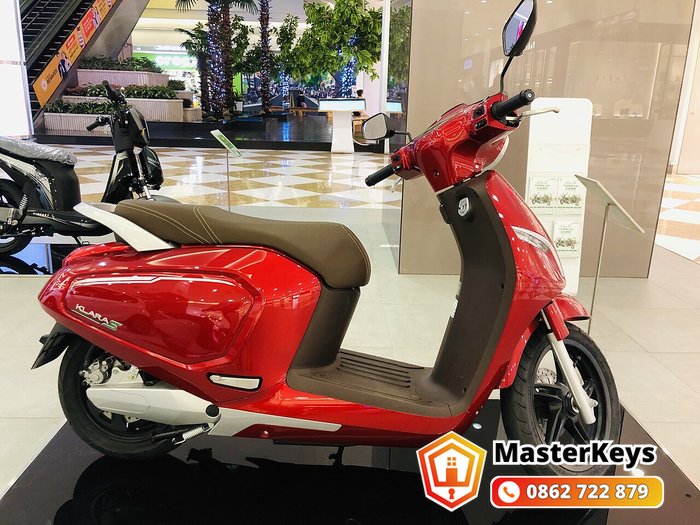 mở cốp xe máy điện VinFast Klara S màu đỏ, cốp nằm dưới yên xe