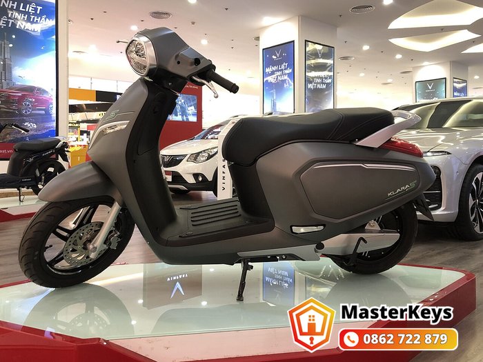 VinFast Klara S màu xám nhìn ngang, cốp xe nằm dưới yên