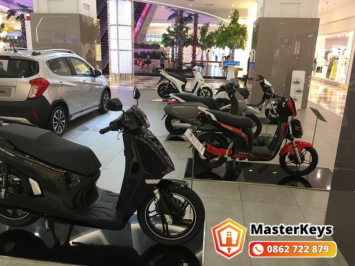 các dòng xe máy điện VinFast Theon, Klara S, Feliz trưng bày tại showroom