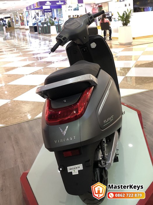 đuôi xe VinFast Klara S, vị trí yên và chốt cốp khi cốp không mở được