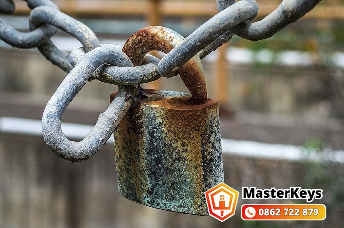 ổ khóa treo gỉ sét ngoài trời bị kẹt không vặn được