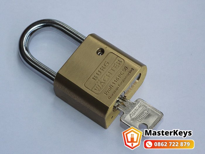 ổ khóa móc có chìa cắm sẵn, bảo dưỡng định kỳ để tránh ổ khóa bị kẹt