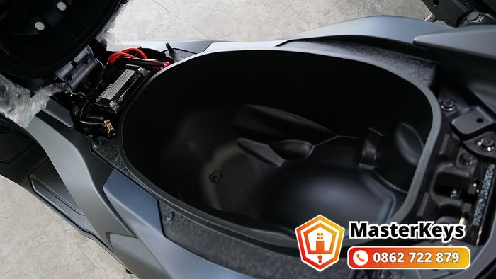 cốp xe tay ga Yamaha NMAX — nơi dễ bỏ quên chìa khóa smartkey