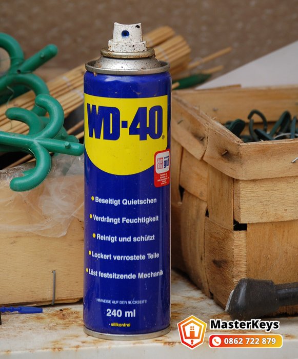 RP7 vs WD40: lon xịt WD-40 dùng để tẩy rỉ, không dùng bôi trơn ổ khóa
